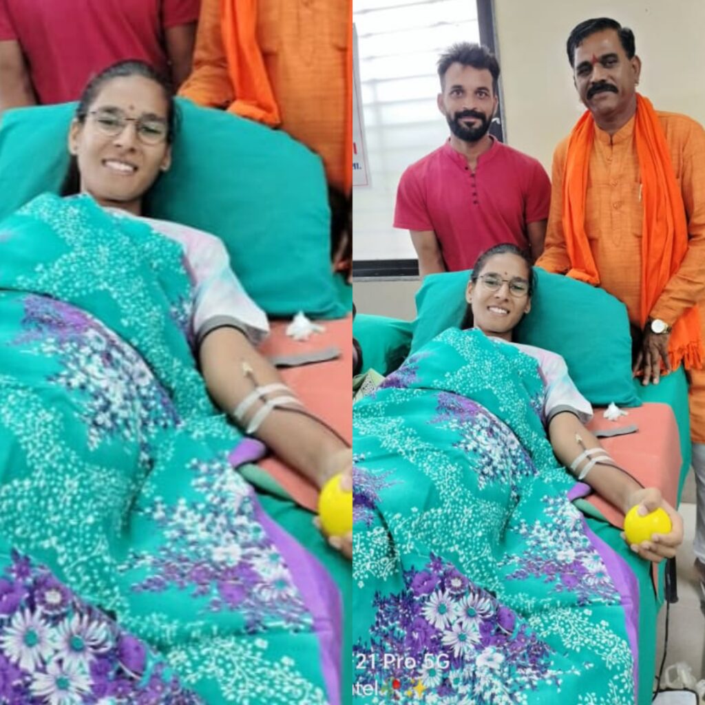 रतलाम जिले के गांव बोदिना रक्तदान करते हुए रक्तविरांगना प्राची पाटीदार (हेल्पिंग हैंड्स ग्रुप बोदिना)